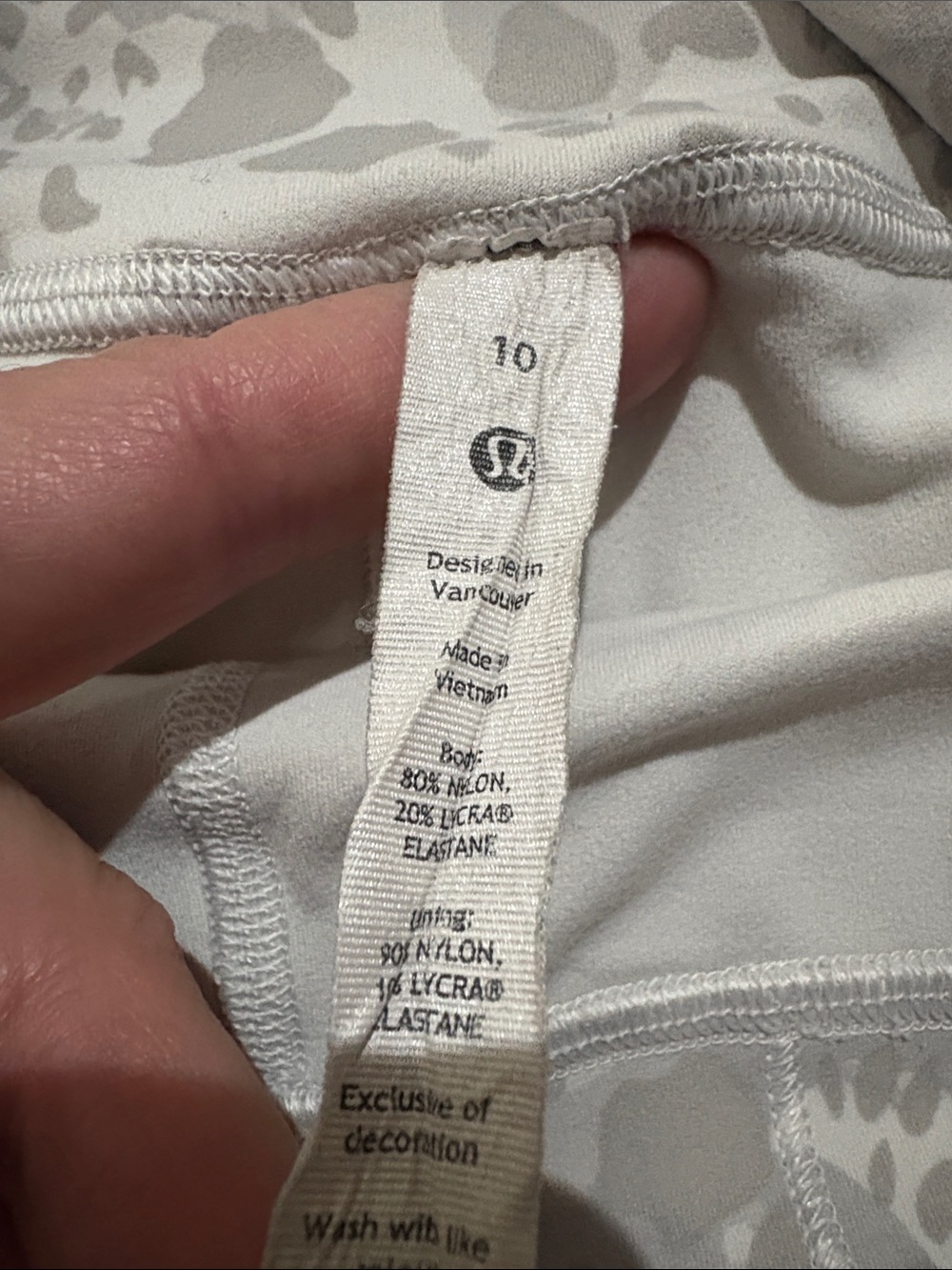 Lululemon High Rise 6” Biker Shorts White Gray Abstract Print Size 10 - Picture 5 of 7